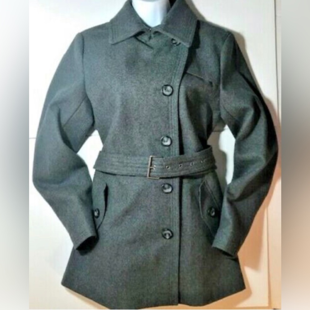 Womens winter gray wool blend coat, fully lined with belt, excellent condition.